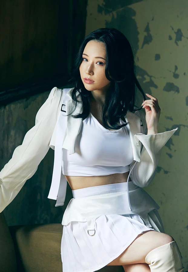 Ai Sayama นางเอก AV สาวสวย เสียงหวาน ร้องจนหลง
