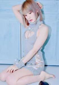 Aoi-shirosaki-carpet