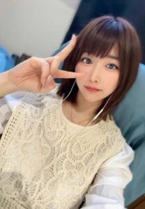 Nanami-Matsumoto-earphones