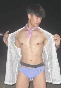 ต้นไม้-เชิ้ตขาว