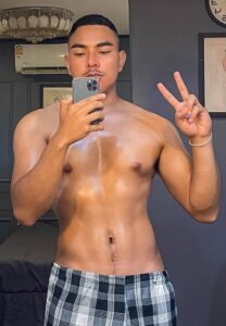 ปืน-อพิภัทรเชตฐ์-ชูสองนิ้ว