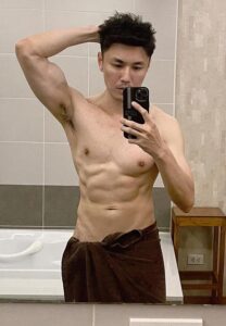 Big-THAPHAT-ถอดเสื้อ