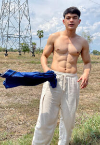 Oat-Putthimet-ถอดเสื้อ