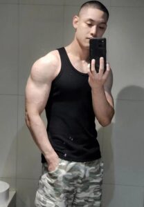 Thanawich-Sattathara-เสื้อกล้ามดำ