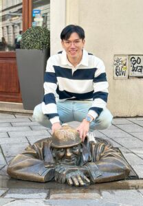 Ritz-Charoensapyanan-เสื้อลาย