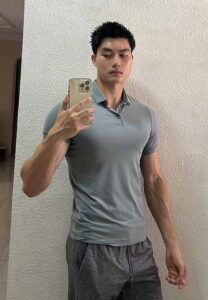 Aiden-Jin-Ng-เสื้อเทา