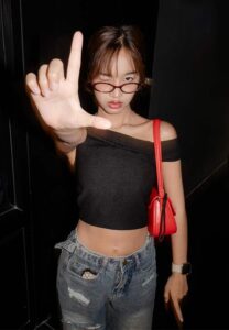 Arinrada-ใส่แว่น