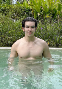 Patrick เล่นน้ำ