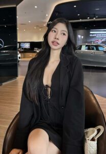 Kanyanat-Chomsomjai-ชุดแขนยาวดำ