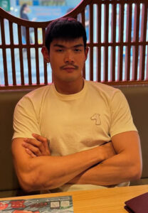 Chaiyo-Rodthiang-กอดอก