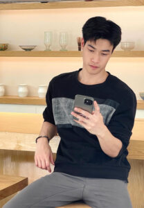 Jade-เสื้อยืดแขนยาวดำ