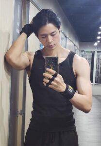 Bright-S-Sakunasillapin-เสื้อกล้ามดำ