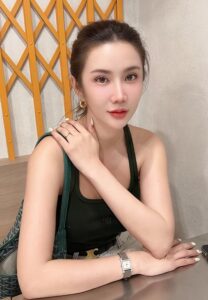 Ploynita-baiyok-เสื้อกล้ามดำ