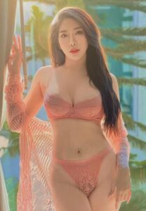 อร-ชุ-ดา นางแบบหุ่นดี