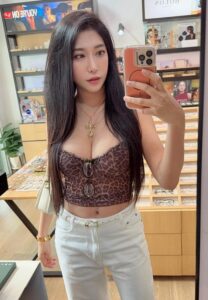 อร-ชุ-ดา -เซลฟี่ อร-ชุ-ดา -เซลฟี่