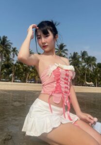 Momy Lin-001-Graceful