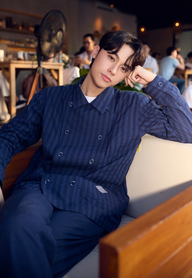 Anthony Buisseret ในลุคเสื้อเชิ้ตสีน้ำเงิน