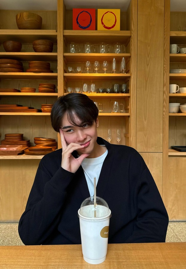 อันโทนี่ บุยเซอเรท์ กับลุคสบายๆ ในคาเฟ่