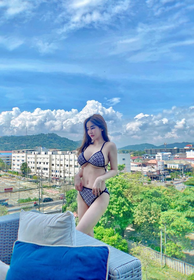 บลู จิรารัตน์ พักผ่อนริมสระว่ายน้ำรูฟท็อป บรรยากาศวิวท้องฟ้าสดใส