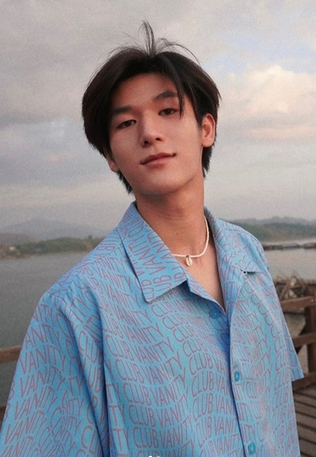 Mos Panuwat (มอส ภาณุวัฒน์) ในลุคเสื้อเชิ้ตสีฟ้าสดใส เผยเสน่ห์หนุ่มหน้าหวานพิมพ์ใจ