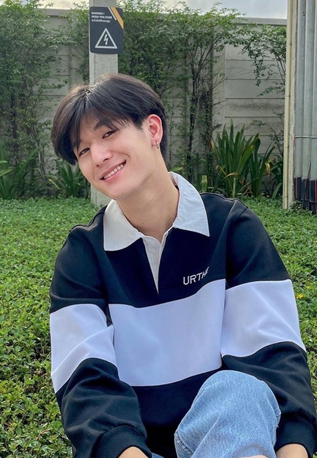 Mos Panuwat (มอส ภาณุวัฒน์) สไตล์แคชชวลบอยเน็กซ์ดอร์กับเสื้อโปโลแขนยาวและรอยยิ้มสดใส