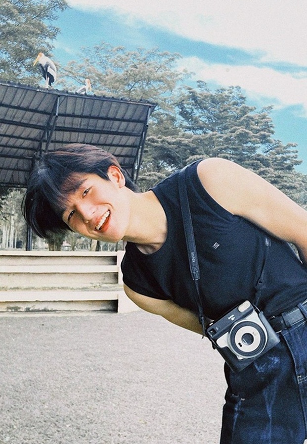 Mos Panuwat (มอส ภาณุวัฒน์) โชว์ความฟิตแอนด์เฟิร์มในชุดเสื้อกล้ามสีดำพร้อมกล้องคู่ใจ