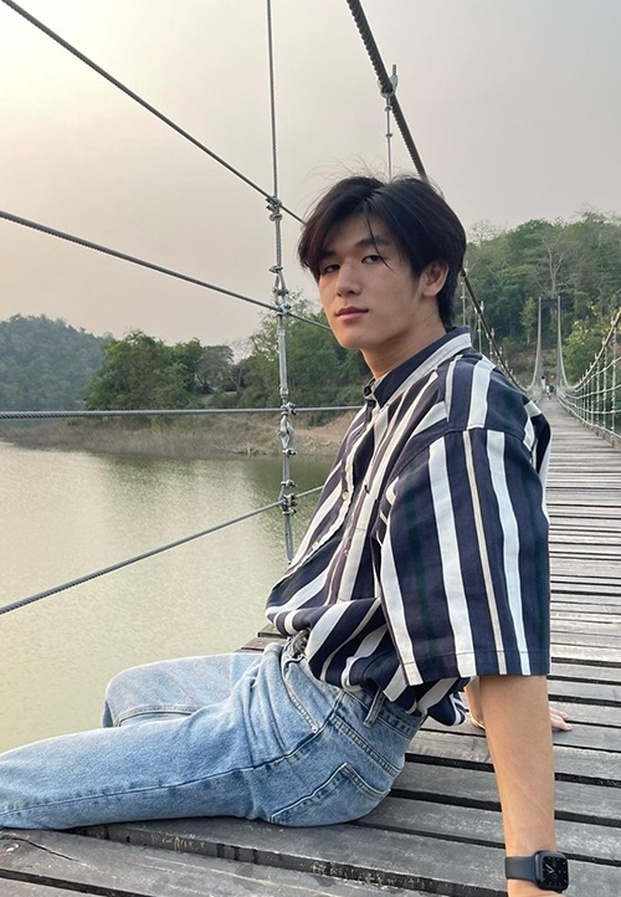 Mos Panuwat (มอส ภาณุวัฒน์) เช็กอินสะพานแขวนไม้ท่ามกลางธรรมชาติ ลุคท่องเที่ยวสุดชิล
