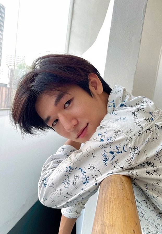 Mos Panuwat (มอส ภาณุวัฒน์) ลุคเสื้อเชิ้ตลายดอกแสนอบอุ่น สายตาสะกดใจชวนตกหลุมรัก