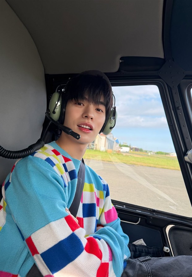Por Suppakarn ป๋อ ศุภการ ในลุคเสื้อสีสดระหว่างเดินทาง
