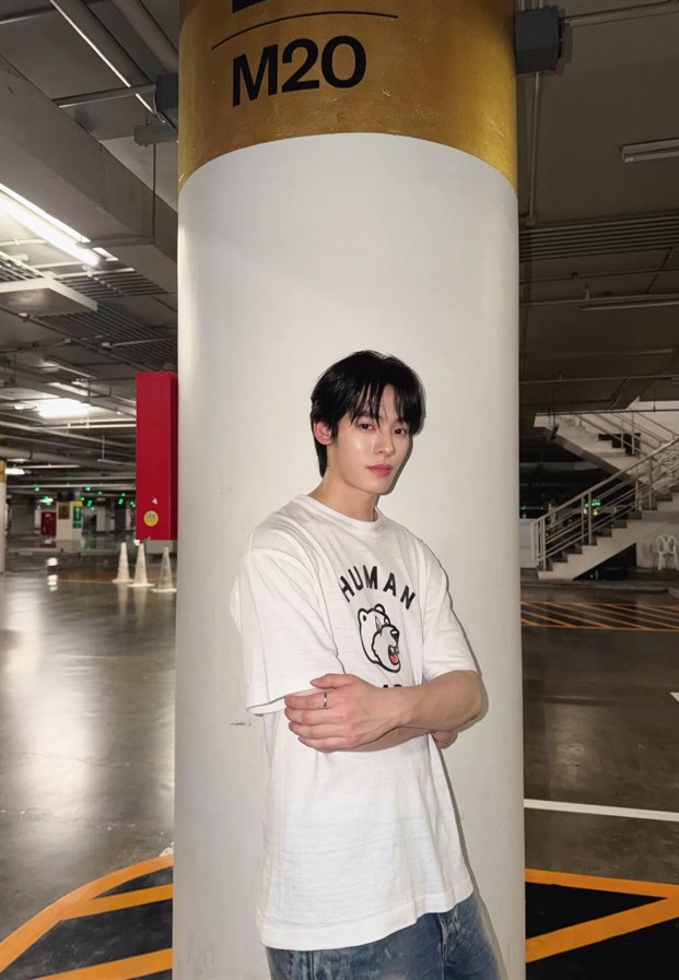 Por Suppakarn ในลุคเสื้อยืดสีขาวสไตล์มินิมอล