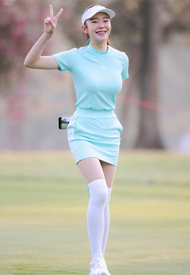 Mind Napasasi (มายด์ ณภศศิ สุรวรรณ) ในชุดกอล์ฟสีฟ้าสดใส Adidas พร้อมรอยยิ้มหวานสดใสบนกรีน