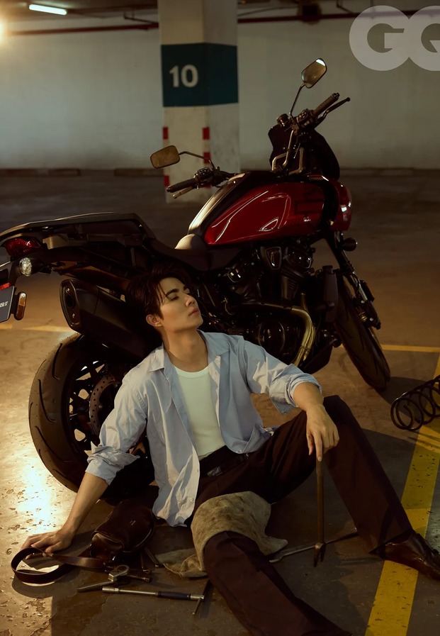 Zee Pruk ซี พฤกษ์ นั่งข้างมอเตอร์ไซค์บิ๊กไบค์ลุคดิบเท่