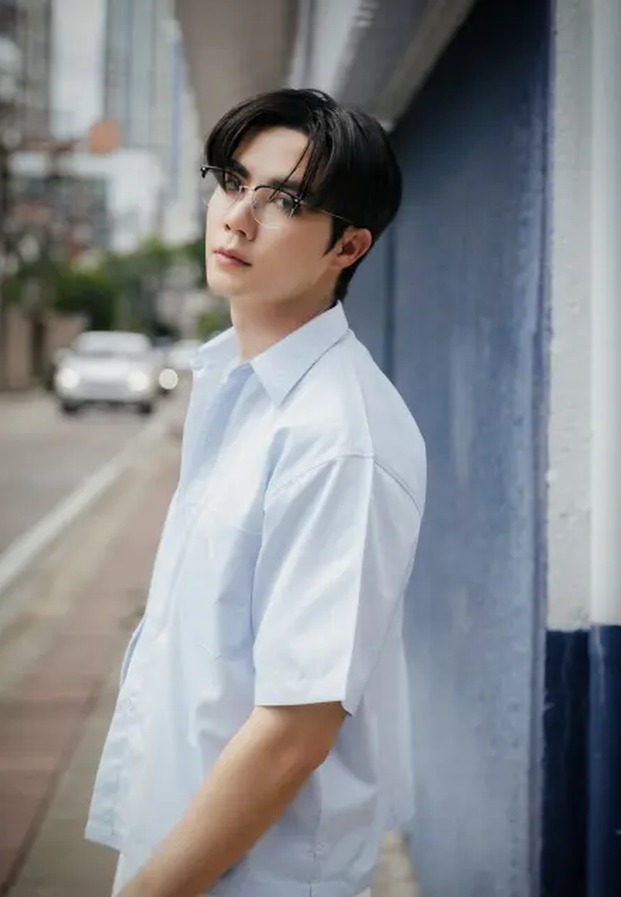 Zee Pruk ซี พฤกษ์ สวมแว่นตา เสื้อเชิ้ตขาว ลุคแฟนหนุ่มในฝัน
